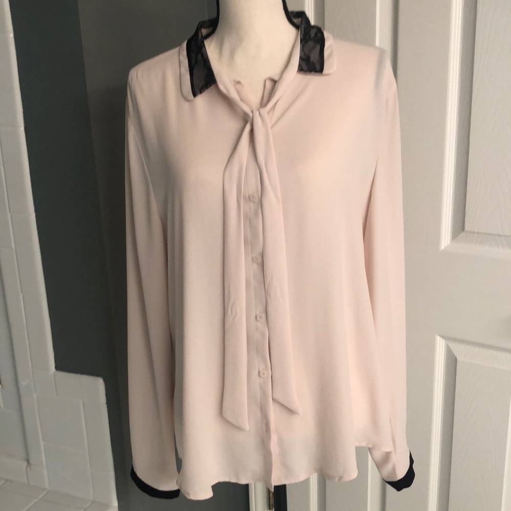Pale pink top in great condition button up in front with lace collar